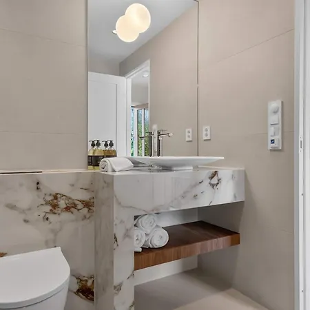 Luxury Design With Local Art Apartment *