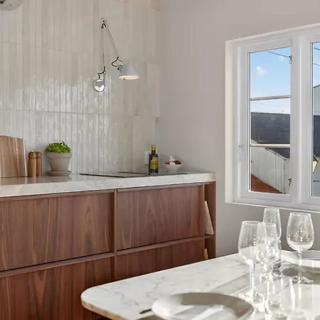 Apartment Luxury Design With Local Art *
